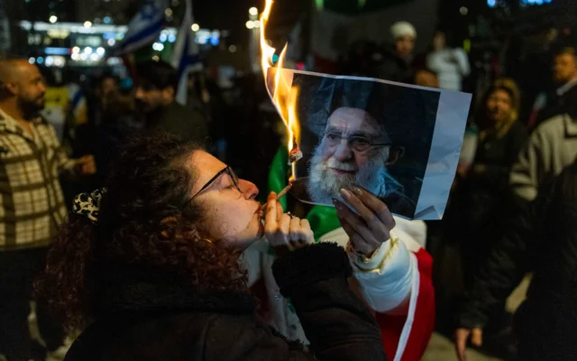 Des membres de la communauté juive iranienne en Israël brûlent une photo du guide suprême iranien Ali Khamenei lors d'une manifestation de soutien au peuple iranien dans la ville de Holon, dans le centre d'Israël, le 14 janvier 2026. (Crédit : Chaim Goldberg/Flash90) Des membres de la communauté juive iranienne en Israël brûlent une photo du guide suprême iranien Ali Khamenei lors d'une manifestation de soutien au peuple iranien dans la ville de Holon, dans le centre d'Israël, le 14 janvier 2026. (Crédit : Chaim Goldberg/Flash90)
