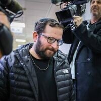 Jonatan Urich arrivant pour une audience, au tribunal de Rishon Lezion, le 14 janvier 2026. (Crédit : Jonathan Shaul/Flash90)