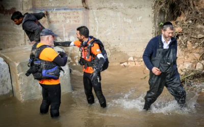 Les secours recherchent un homme porté disparu qui a été emporté par le torrent Nahal Modi'in lors d'une tempête près de l'implantation de Modiin Illit, le 15 janvier 2026. (Jonathan Shaul/Flash90)