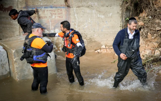 Les secours recherchent un homme porté disparu qui a été emporté par le torrent Nahal Modi'in lors d'une tempête près de l'implantation de Modiin Illit, le 15 janvier 2026. (Jonathan Shaul/Flash90) Les secours recherchent un homme porté disparu qui a été emporté par le torrent Nahal Modi'in lors d'une tempête près de l'implantation de Modiin Illit, le 15 janvier 2026. (Jonathan Shaul/Flash90)