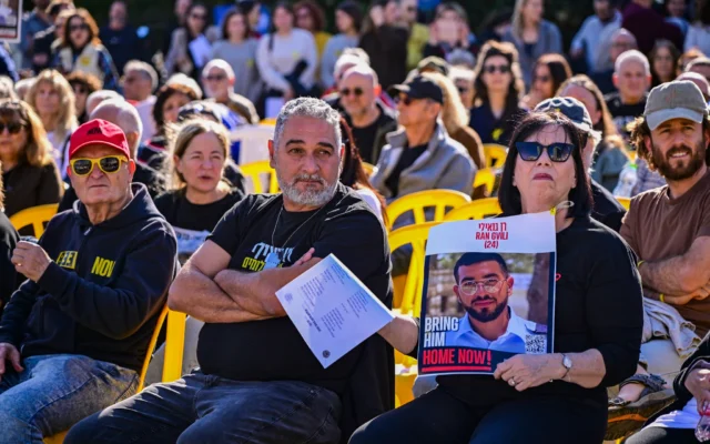 Les proches, les amis et les sympathisants du sous-officier de l'unité d'élite de police Yassam Ran Gvili, dont le corps est toujours retenu à Gaza, assistant à un office du Shabbat sur la Place des Otages, à Tel Aviv, appelant à son retour, le 16 janvier 2026. (Crédit : Avshalom Sassoni/Flash90)