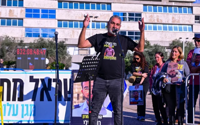 Itzik Gvili réclame le retour de son fils, le sergent-chef Ran Gvili, dont le corps se trouve toujours à Gaza, lors d'un office du Shabbat à Hostages Square à Tel-Aviv, le 16 janvier 2026 (Crédit : Avshalom Sassoni/Flash90)