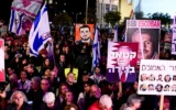 Des personnes manifestent contre le Premier ministre Benjamin Netanyahu et son gouvernement sur la place Habima de Tel Aviv, le 17 janvier 2026. (Avshalom Sassoni/Flash90)