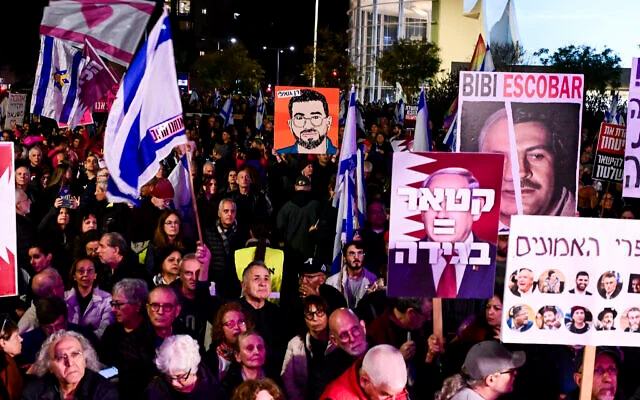 Des personnes manifestent contre le Premier ministre Benjamin Netanyahu et son gouvernement sur la place Habima de Tel Aviv, le 17 janvier 2026. (Avshalom Sassoni/Flash90) Des personnes manifestent contre le Premier ministre Benjamin Netanyahu et son gouvernement sur la place Habima de Tel Aviv, le 17 janvier 2026. (Avshalom Sassoni/Flash90)