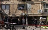 Des passants sur les lieux d'un accident où de nombreux enfants en bas âge ont été retrouvés en détresse respiratoire, dans une crèche illégale du quartier majoritairement ultra-orthodoxe de Romema, à Jérusalem, le 19 janvier 2026. (Crédit :  Chaïm Goldberg/Flash90)
