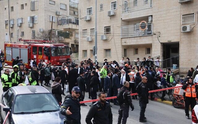 Des secouristes et des policiers sur les lieux d'un accident où de nombreux enfants en bas âge ont été retrouvés en détresse respiratoire, dans une crèche illégale du quartier majoritairement ultra-orthodoxe de Romema, à Jérusalem, le 19 janvier 2026. (Crédit : Chaïm Goldberg/Flash90)