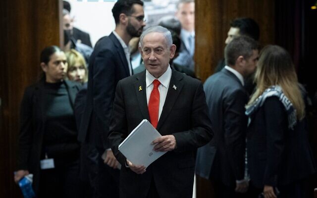 Le Premier ministre Benjamin Netanyahu entre dans la salle plénière de la Knesset, à Jérusalem, le 19 janvier 2026. (Crédit : Chaïm Goldberg/Flash90)