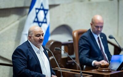 Le député du parti islamiste Raam, Mansour Abbas, à la tribune lors d'un débat dit "des 40 signatures" à la Knesset, à Jérusalem, le 19 janvier 2026. (Crédit : Chaïm Goldberg/Flash90)