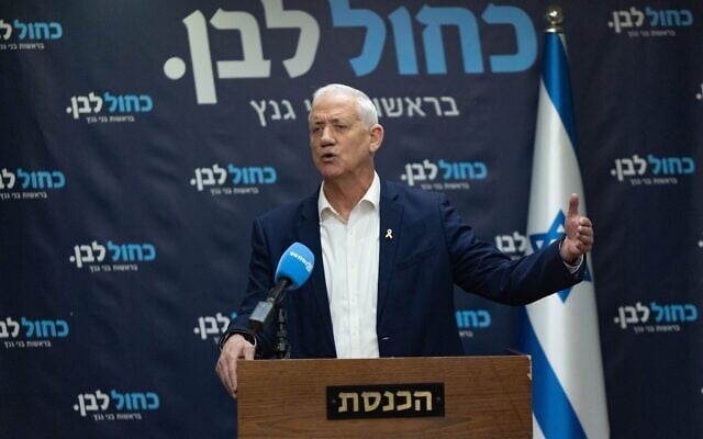 Le chef du parti Kakhol Lavan, Benny Gantz, dirigeant une réunion de faction de la Knesset, à Jérusalem, le 19 janvier 2026. (Crédit : Yonatan Sindel/Flash90)