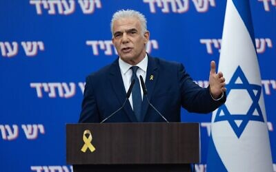 Le chef de l'opposition Yaïr Lapid présidant une réunion de sa faction Yesh Atid, à la Knesset, à Jérusalem, le 19 janvier 2026. (Crédit : Yonatan Sindel/Flash90)