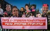 Des manifestants brandissant des photos des otages assassinés réclamant la création d'une commission d'enquête nationale et la libération du dernier otage encore retenu à Gaza, Ran Gvili, lors d'une manifestation aux abords de la Knesset à Jérusalem, le 19 janvier 2026. (Crédit : Yonatan Sindel/Flash90)
