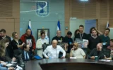 Les familles endeuillées réclament la création d'une commission d'enquête nationale sur les événements du 7 octobre à la Knesset à Jérusalem, le 19 janvier 2026 (Crédit : Yonatan Sindel/Flash90)
