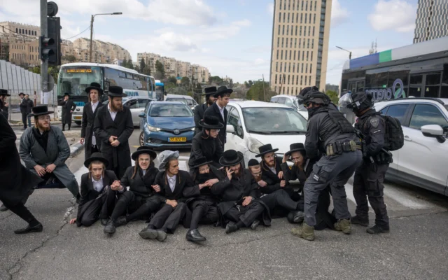 Des Haredim manifestant contre des autopsies devant être pratiquées sur deux bébés morts dans une crèche illégale, à Jérusalem, le 20 janvier 2026. (Crédit : Flash90)