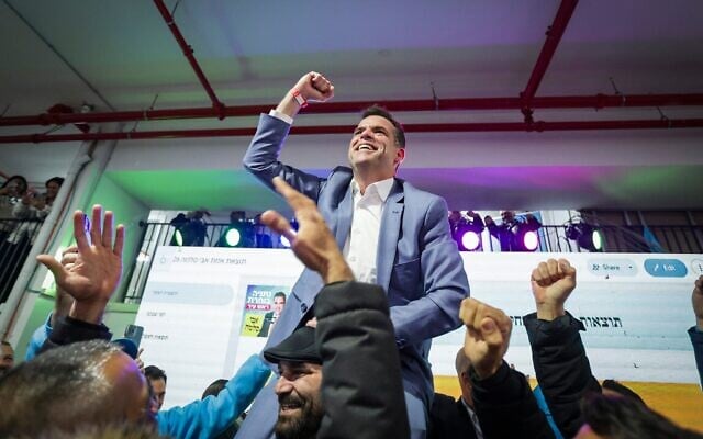 Avi Slama célébrant sa victoire aux élections municipales de Netanya, dans son quartier général de campagne dans la ville côtière, le 20 janvier 2026. (Crédit : Tal Gal/Flash90) Avi Slama célébrant sa victoire aux élections municipales de Netanya, dans son quartier général de campagne dans la ville côtière, le 20 janvier 2026. (Crédit : Tal Gal/Flash90)