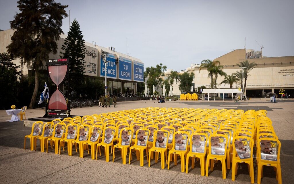 Des photos de Ran Gvili, dernier otage israélien retenu à Gaza, exposées sur la Place des Otages, à Tel Aviv, le 22 janvier 2026. (Crédit : Miriam Alster/Flash90)