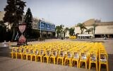 Des photos de Ran Gvili, dernier otage israélien retenu à Gaza, exposées sur la Place des Otages, à Tel Aviv, le 22 janvier 2026. (Crédit : Miriam Alster/Flash90)