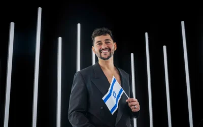 Noam Bettan, candidat israélien à l’Eurovision 2026, posant pour une photo, à Neve Ilan, près de Jérusalem, le 21 janvier 2026. (Crédit : Yael Abas Guisky/Flash90)