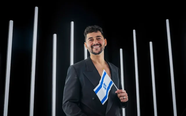 Noam Bettan, candidat israélien à l’Eurovision 2026, posant pour une photo, à Neve Ilan, près de Jérusalem, le 21 janvier 2026. (Crédit : Yael Abas Guisky/Flash90)