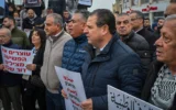 Le leader du Hadash, Aymen Odeh, à droite, et des membres de la communauté arabe manifestent contre la violence dans leur communauté, à Sakhnin, le 22 janvier 2026. (Crédit : Michael Giladi/Flash90)