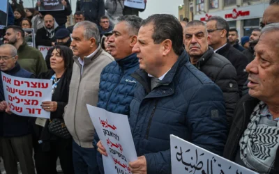 Le leader du Hadash, Aymen Odeh, à droite, et des membres de la communauté arabe manifestent contre la violence dans leur communauté, à Sakhnin, le 22 janvier 2026. (Crédit : Michael Giladi/Flash90)