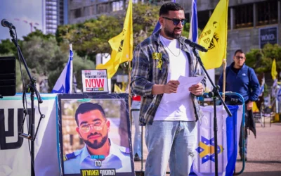 L'ancien otage Segev Kalfon s'exprimant lors d'un rassemblement vendredi après-midi en l'honneur du dernier otage à Gaza, le sergent-chef Ran Gvili, dont le portrait est exposé, sur la Place des Otages, à Tel Aviv, le 23 janvier 2026. (Crédit : Avshalom Sassoni/Flash90) L'ancien otage Segev Kalfon s'exprimant lors d'un rassemblement vendredi après-midi en l'honneur du dernier otage à Gaza, le sergent-chef Ran Gvili, dont le portrait est exposé, sur la Place des Otages, à Tel Aviv, le 23 janvier 2026. (Crédit : Avshalom Sassoni/Flash90)