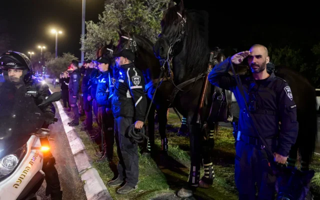 Les forces de sécurité israéliennes saluent le convoi transportant le corps de Ran Gvili, otage tué, à son arrivée à l'Institut médico-légal d'Abu Kabir à Tel Aviv, le 26 janvier 2026. (Crédit : Avshalom Sassoni/ Flash90)