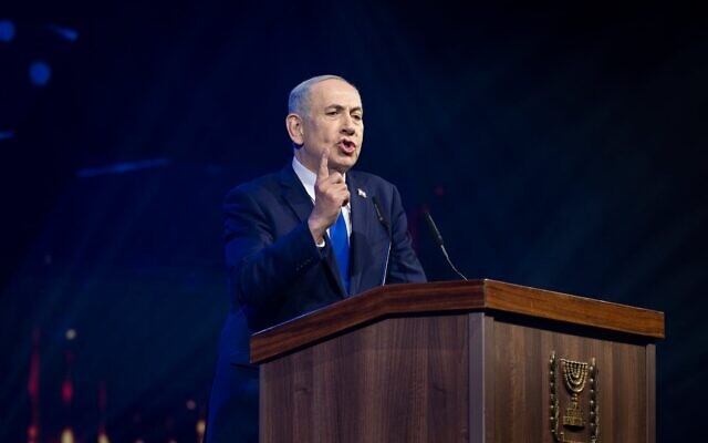 Le Premier ministre Benjamin Netanyahu s'exprimant lors du gala de lancement de la Conférence internationale sur la lutte contre l'antisémitisme, parrainée par le gouvernement, à Jérusalem, le 26 janvier 2026. (Crédit : Chaïm Goldberg/Flash90)