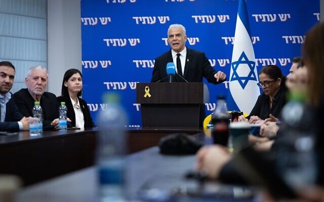 Le chef de l'opposition Yaïr Lapid présidant une réunion de sa faction Yesh Atid , à la Knesset, le 26 janvier 2026. (Crédit : Yonatan Sindel/Flash90)
