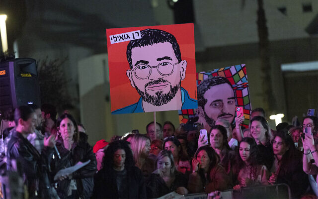 Des Israéliens se rassemblent sur la place des Otages à Tel-Aviv avant une cérémonie marquant la fin du compte à rebours de l'horloge installée depuis les enlèvements du 7-Octobre après le retour du corps sans vie du dernier otage, Ran Gvili, capturé par le Hamas, le 27 janvier 2026. (Crédit : Chaim Goldberg/Flash90)