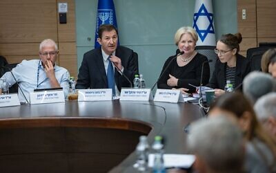 Le député Boaz Bismuth présidant une réunion de la commission des Affaires étrangères et de la Défense de la Knesset, le 27 janvier 2026. (Crédit : Yonatan Sindel/Flash90)