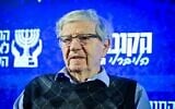 L'ancien président de la Cour suprême Aharon Barak assistant à une conférence organisée par l'ONG Mouvement pour un gouvernement de qualité, à Tel Aviv, le 28 janvier 2026. (Crédit : Avshalom Sassoni/Flash90)