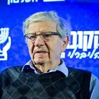 L'ancien président de la Cour suprême Aharon Barak assistant à une conférence organisée par l'ONG Mouvement pour un gouvernement de qualité, à Tel Aviv, le 28 janvier 2026. (Crédit : Avshalom Sassoni/Flash90)