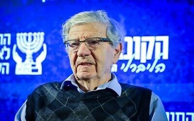 L'ancien président de la Cour suprême Aharon Barak assistant à une conférence organisée par l'ONG Mouvement pour un gouvernement de qualité, à Tel Aviv, le 28 janvier 2026. (Crédit : Avshalom Sassoni/Flash90)