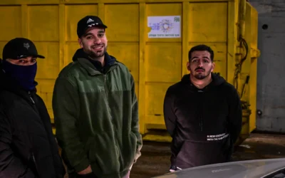 Le militant de droite radicale Mordechaï David bloquant le véhicule de l’ancien président de la Cour suprême Aharon Barak à la sortie d’une conférence organisée par l'ONG Mouvement pour un gouvernement de qualité, à Tel Aviv, le 28 janvier 2026. (Crédit : Avshalom Sassoni/Flash90)