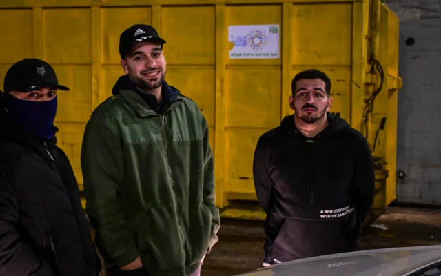 Le militant de droite radicale Mordechaï David bloquant le véhicule de l’ancien président de la Cour suprême Aharon Barak à la sortie d’une conférence organisée par l'ONG Mouvement pour un gouvernement de qualité, à Tel Aviv, le 28 janvier 2026. (Crédit : Avshalom Sassoni/Flash90) Le militant de droite radicale Mordechaï David bloquant le véhicule de l’ancien président de la Cour suprême Aharon Barak à la sortie d’une conférence organisée par l'ONG Mouvement pour un gouvernement de qualité, à Tel Aviv, le 28 janvier 2026. (Crédit : Avshalom Sassoni/Flash90)