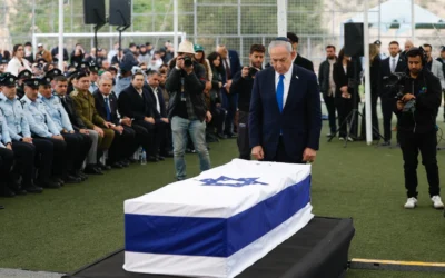 Le Premier ministre Benjamin Netanyahu lors des funérailles de Ran Gvili, à Meitar, dans le sud d'Israël, le 28 janvier 2026. (Crédit : Chaïm Goldberg/Flash90)