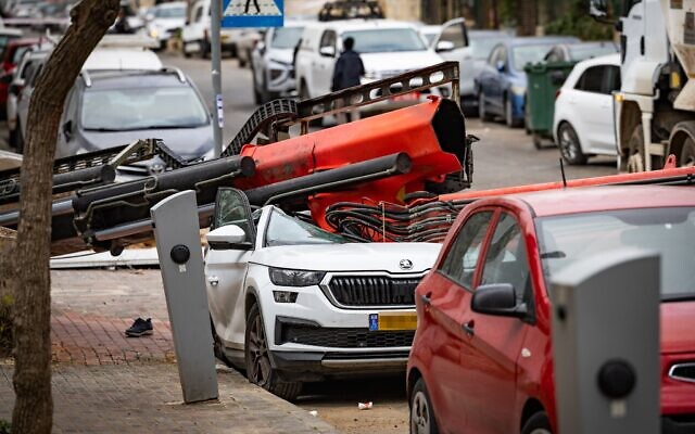 Des forces de police sur les lieux où une grue s'est effondrée sur un véhicule, tuant une septuagénaire, dans le quartier d'Arnona, à Jérusalem, le 28 janvier 2026. (Crédit : Noam Revkin Fenton/Flash90)