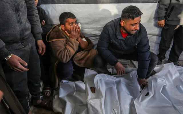 Des Gazaouis pleurant les victimes des frappes aériennes israéliennes, devant l'hôpital Nasser à Khan Younès, dans le sud de la bande de Gaza, le 31 janvier 2026. (Crédit : Abed Rahim Khatib/Flash90) Des Gazaouis pleurant les victimes des frappes aériennes israéliennes, devant l'hôpital Nasser à Khan Younès, dans le sud de la bande de Gaza, le 31 janvier 2026. (Crédit : Abed Rahim Khatib/Flash90)