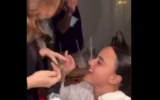 L’ancienne otage du Hamas Emily Damari fait sa demande à sa partenaire, l’influenceuse Danielle Amit, lors d’une fête célébrant le premier anniversaire de son retour de captivité à Gaza, le 22 janvier 2026. (Crédit : Capture d’écran/X)