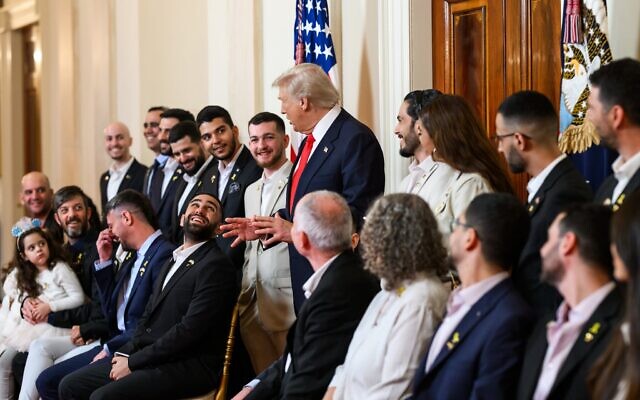 Le président américain Donald Trump reçoit une délégation de familles d'otages à la Maison Blanche le 20 novembre 2025. (Crédit : Maison Blanche/X) Le président américain Donald Trump reçoit une délégation de familles d'otages à la Maison Blanche le 20 novembre 2025. (Crédit : Maison Blanche/X)