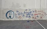 Des croix gammées découvertes dans une aire de jeux, à Brooklyn, à New York, le 21 janvier 2026. (Crédit : Boro Park Shomrim)