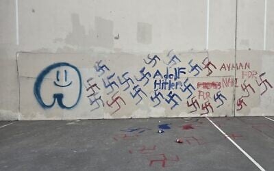 Des croix gammées découvertes dans une aire de jeux, à Brooklyn, à New York, le 21 janvier 2026. (Crédit : Boro Park Shomrim)