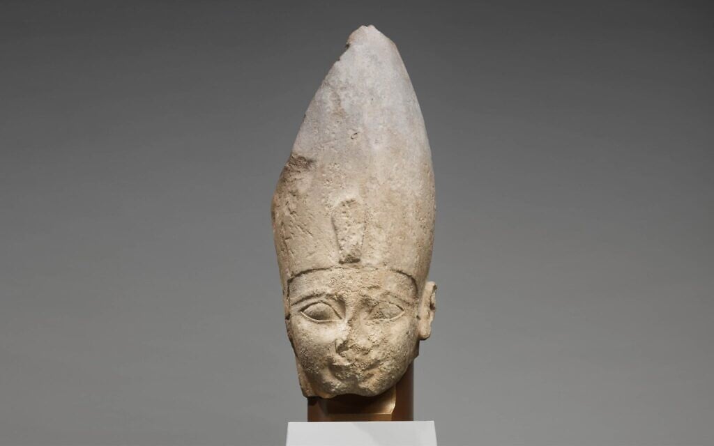 Une statue fragmentaire du pharaon Ahmose Ier exposée, au Metropolitan Museum of Art, à New York. (Crédit : Wikipedia) Une statue fragmentaire du pharaon Ahmose Ier exposée, au Metropolitan Museum of Art, à New York. (Crédit : Wikipedia)