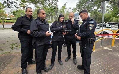 Des policiers sur les lieux d'une intervention au cours de laquelle l'un de leurs collègues a été incendié dans une station-service, à Kiryat Bialik, dans le nord d'Israël, le 22 janvier 2026. (Crédit : Police israélienne)