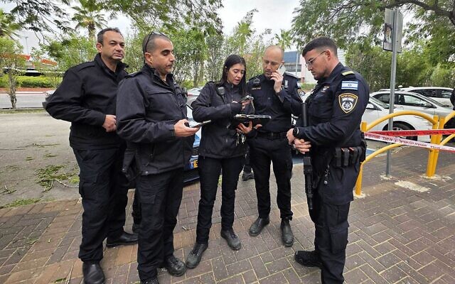 Des policiers sur les lieux d'une intervention au cours de laquelle l'un de leurs collègues a été incendié dans une station-service, à Kiryat Bialik, dans le nord d'Israël, le 22 janvier 2026. (Crédit : Police israélienne) Des policiers sur les lieux d'une intervention au cours de laquelle l'un de leurs collègues a été incendié dans une station-service, à Kiryat Bialik, dans le nord d'Israël, le 22 janvier 2026. (Crédit : Police israélienne)
