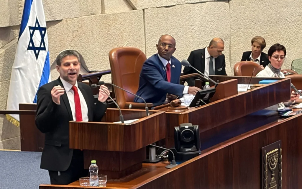 Le ministre des Finances Bezalel Smotrich devant la Knesset, le 28 janvier 2026. Illustration (Crédit : Sam Sokol/Times of Israel)