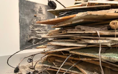 Vue de l'œuvre « Ages of the World » du sculpteur allemand Anselm Kiefer, offerte à la collection permanente du musée et exposée pendant un an, jusque fin 2026. (Crédit : Elie Posner/Musée d'Israël)