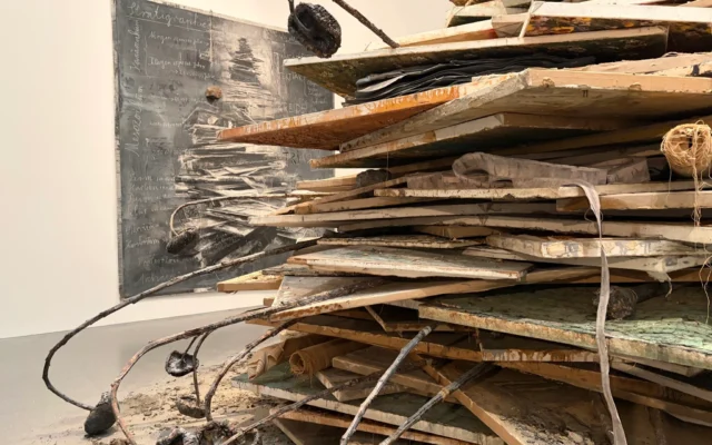 Vue de l'œuvre « Ages of the World » du sculpteur allemand Anselm Kiefer, offerte à la collection permanente du musée et exposée pendant un an, jusque fin 2026. (Crédit : Elie Posner/Musée d'Israël)