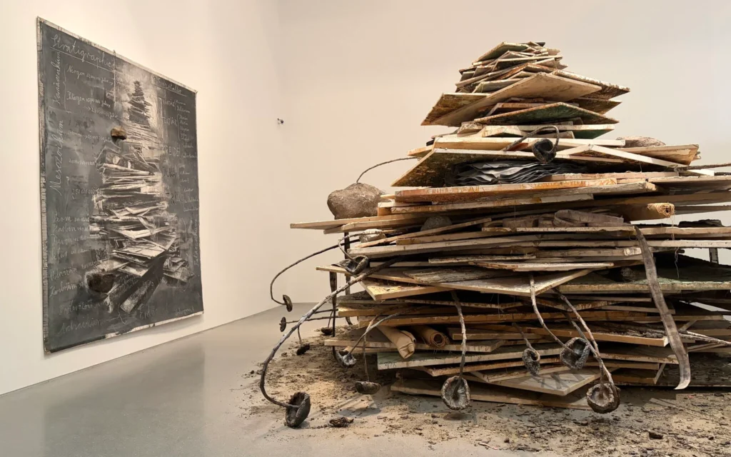 Vue de l'œuvre « Ages of the World » du sculpteur allemand Anselm Kiefer, offerte à la collection permanente du musée et exposée pendant un an, jusque fin 2026. (Crédit : Elie Posner/Musée d'Israël)