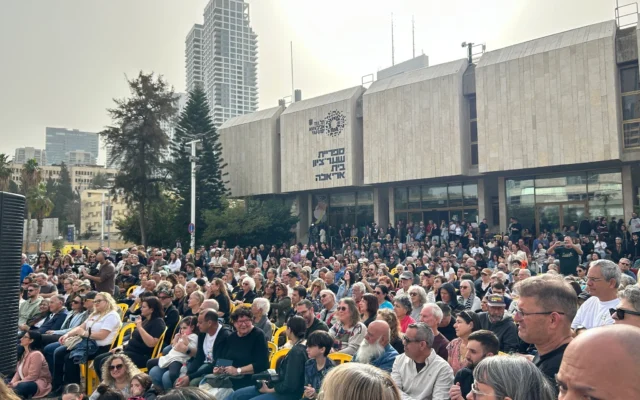 Les participants à la prière de la Kabbalat Shabbat sur la place des Otages à Tel Aviv, le 30 janvier 2026. (Crédit : Ben Sales/The Times of Israel)